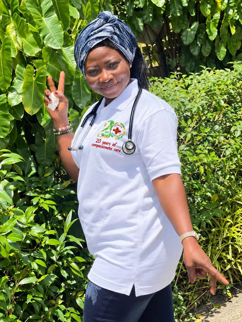 Une soignante de la Clinique KERTHAN, souriante, en polo des 20 ans de la clinique